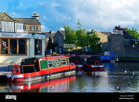 Skipton canal basin hi-res stock photography and images - Alamy