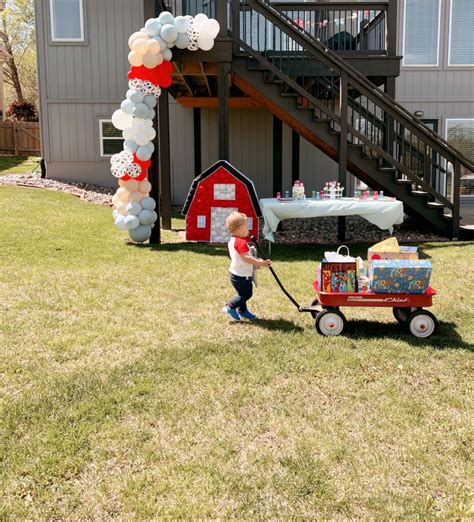 Our Going 'Two' the Farm Themed Birthday Party - traditionallycozy.com