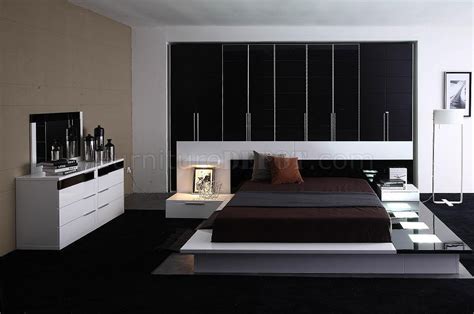 Contemporary 5 Piece Bedroom Set Impera Black White