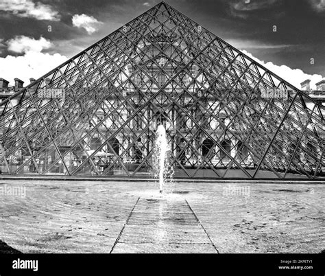 Fountain and glass dome of the Louvre museum, Paris, France, Europe Stock Photo - Alamy