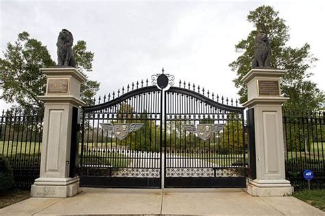 The gate. Entrance to the mansion. | Entrance gates design, House gate ...