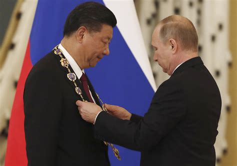 China's Xi Jinping gave Russian president Vladimir Putin a “best friend” necklace — Quartz