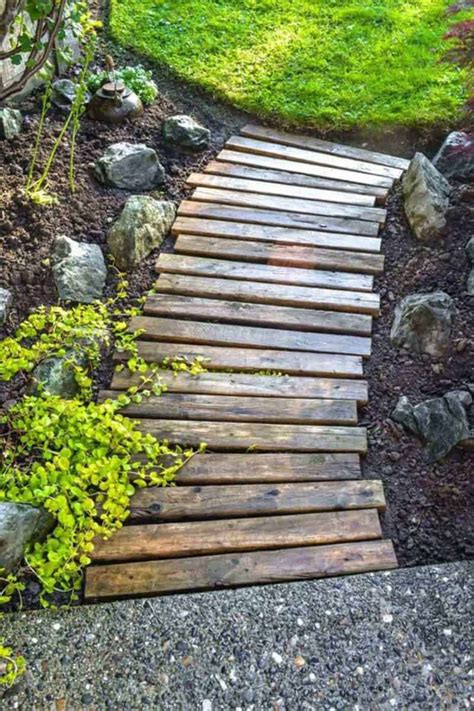 Garden Pallets Walkway • 1001 Pallets | Garden in the woods, Wood walkway, Easy backyard