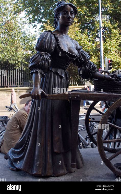 Molly Malone Statue Stock Photo - Alamy