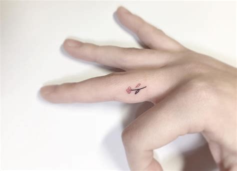 Share more than 77 flower finger tattoo - in.cdgdbentre