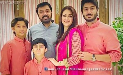 Nauman Ijaz With His Family - Pictures | Reviewit.pk