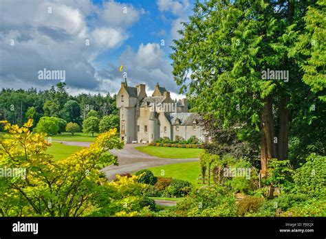 BALLINDALLOCH CASTLE BANFFSHIRE SCOTLAND CASTLE SURROUNDED BY TREES AND EXTENSIVE GARDENS Stock ...