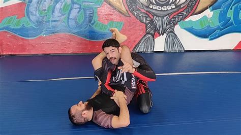 The BEST triangle choke defense. En Espanol. - YouTube