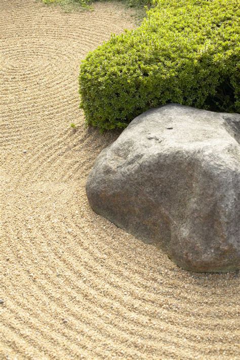 How to Build a Zen Sand Garden