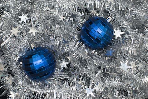 Photo of christmas decorations and tinsel | Free christmas images