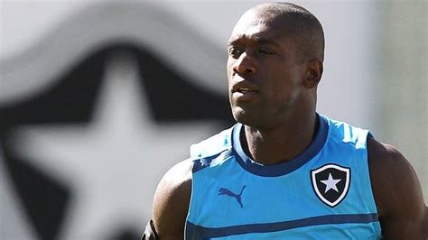 Seedorf fez jogador chorar no vestiário, revela ex-lateral do Botafogo ...