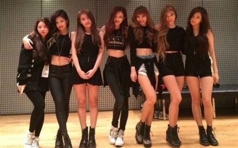 Netizens talk about a photo that recently surfaced of BLACKPINK's pre-debut lineup with (G)I-DLE ...