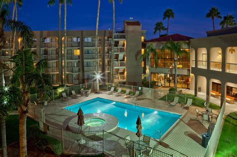 Best Western Plus Scottsdale Thunderbird Suites | Hotel Rooms