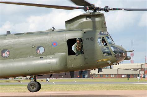 File:Raf ch-47 chinook hc2 za707 arp.jpg - Wikipedia