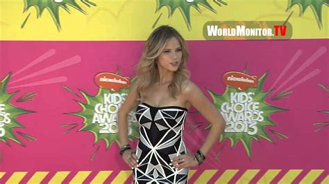 Halston Sage smoking hot on the carpet at Nickelodeon Kids' Choice ...