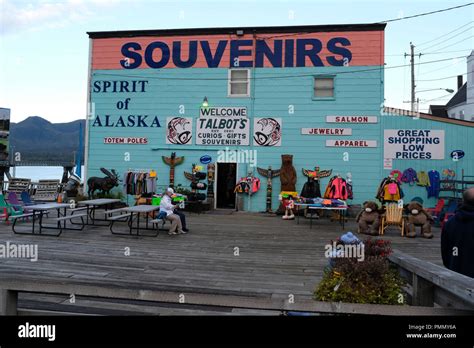 Cruise ship store hi-res stock photography and images - Alamy