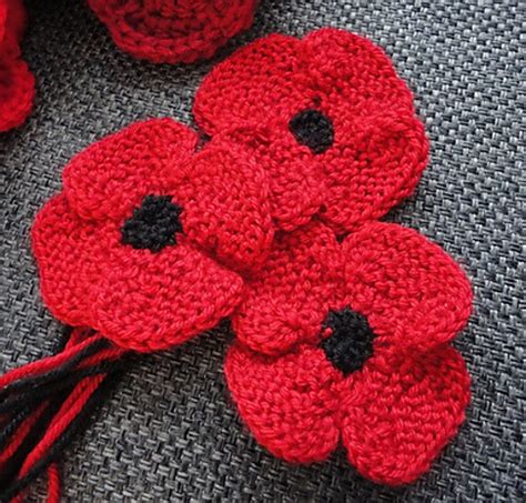 Knit Poppy Flower [FREE Knitting Pattern]