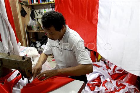 PENJAHIT BENDERA MERAH PUTIH | ANTARA Foto