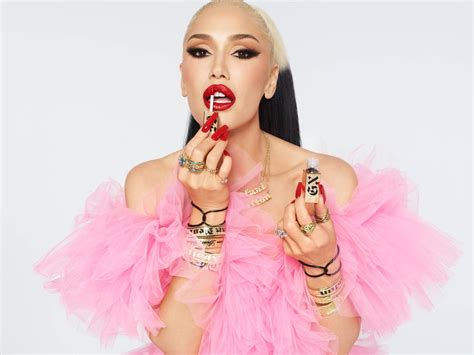 Gwen Stefani Vinyl Red Lipstick | Gwen stefani makeup, Gwen stefani, Beauty