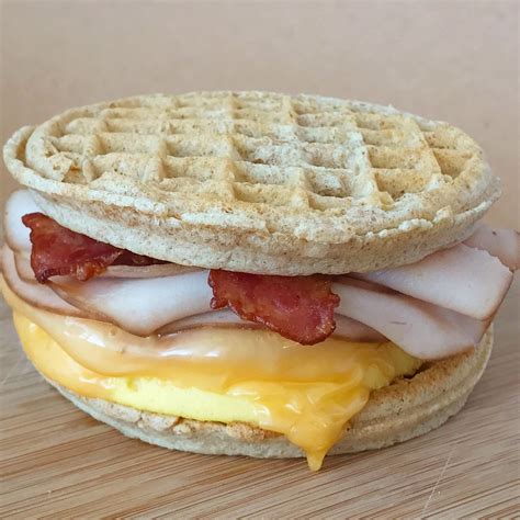 #MacroFriendly Eggo Waffle Breakfast Sandwich🍳 | Breakfast waffles ...