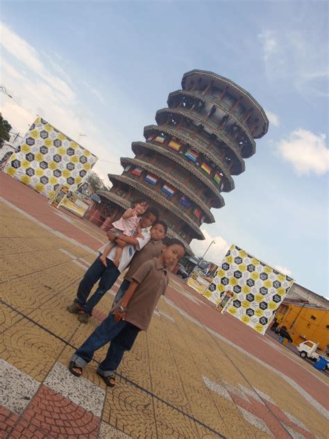 Kakironda Travelogue: The Leaning Tower of Teluk Intan