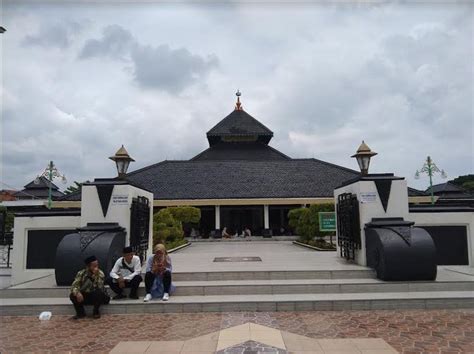 Masjid Agung Demak, Saksi Kerajaan Islam Pertama di Pulau Jawa – Berita ...