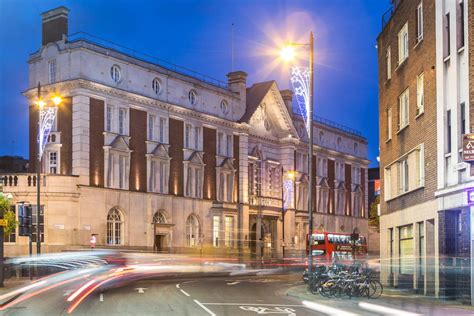 Drinks in a cell, dinner in the dock: London court house transformed ...