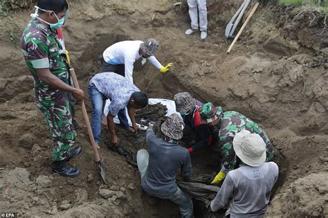 Mass grave containing HUNDREDS of Boxing Day tsunami victims is unearthed in Indonesia | Daily ...