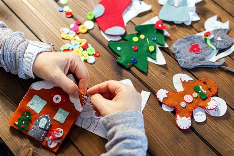 25 DIY Felt Christmas Ornaments To Make With The Kids