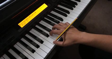 HOW TO MASTER YOUR HAND POSITION WHEN PLAYING THE PIANO