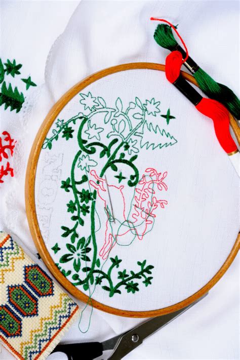 30 Festive Christmas Embroidery Designs - meshthread.com