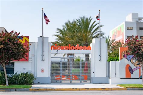 'Zoey 101' actor leads protest outside Nickelodeon studio - Los Angeles Times