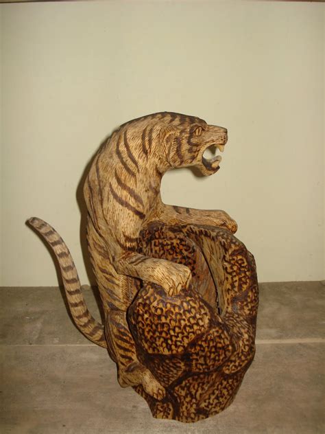 WOOD CARVING ANIMAL