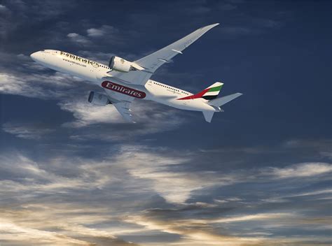 Emirates Orders 30 Boeing 787 Dreamliner Airplanes to Comple