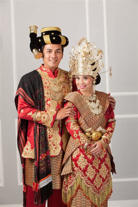 prewedding photo wear traditional wedding costume from north sumatera island-Indonesia | Pakaian ...