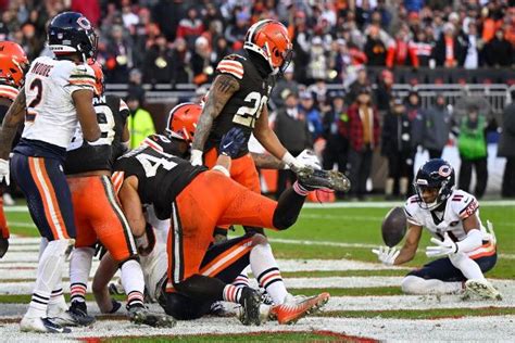 Bears' Darnell Mooney drops Hail Mary as Browns complete comeback ...