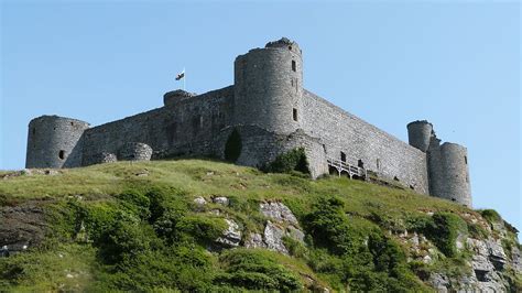 12 Best-Preserved British Castles, and the Fascinating Stories Behind Them