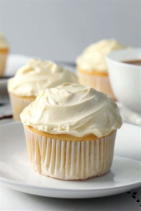 Easy Mascarpone Frosting (Basic Flavor + Different Variations) - IzzyCooking