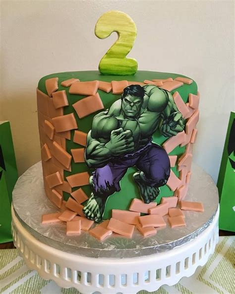 there is a cake with the hulk on it