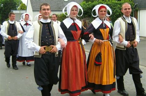 Pin by EUROPE on breton culture | Traditional outfits, Folk costume ...