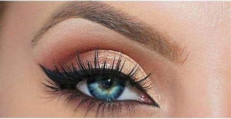 Best Eyeshadow Colors For Blue Eyes To Make Them Pop