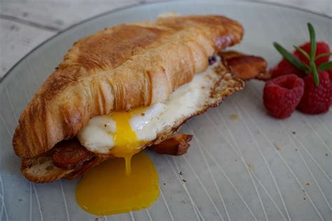 Easy Bacon Egg And Cheese Sandwich - JZ Eats