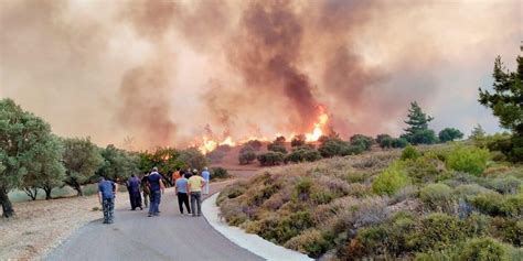 Rhodes fire out of control: Villages, hotels evacuated; 3 hotels on fire