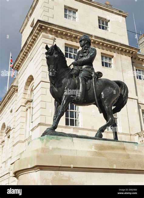 Roberts statue hi-res stock photography and images - Alamy