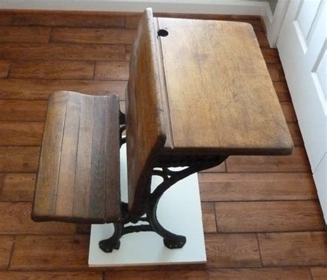 A Visual History of School Desks | EdTech Magazine