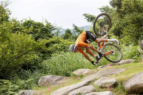 Mathieu van der Poel crashes out of mountain bike event - DutchNews.nl