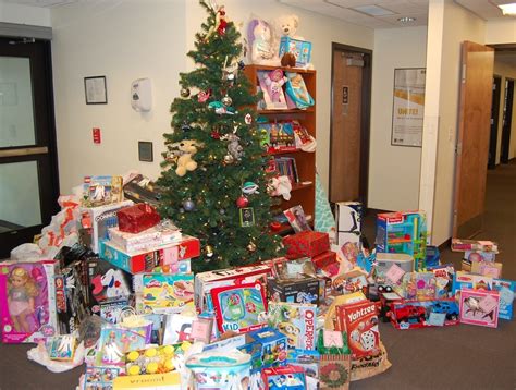 DVIDS - Images - Idaho Guard helps put presents under the Christmas tree