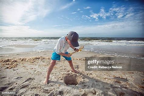 Digging Hole Sand Photos and Premium High Res Pictures - Getty Images