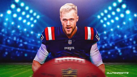 Patriots' Mike Gesicki leaves practice with apparent arm injury