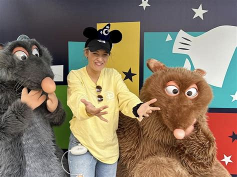 Blake Lively hailed for sharing very relatable 'mommy moment' at Disneyland Paris - HerFamily